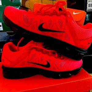 Womens Size 8.5 - Nike Air Max Hyper Punch NEW